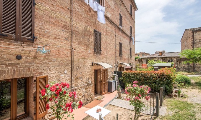 Rosia Apartment | Apartment 'Borgo Rosia 85' with Garden a few Steps from Siena