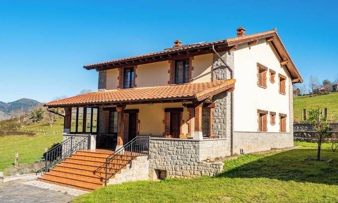 Cangas de Onis House | Apartment 'Busgosu' with Mountain Views, Private Terrace and Wi-Fi
