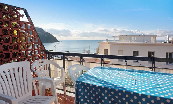 Levanto Apartment | Apartment "Casa Bruno e Iris" with Sea View, Balconies & Wi-Fi