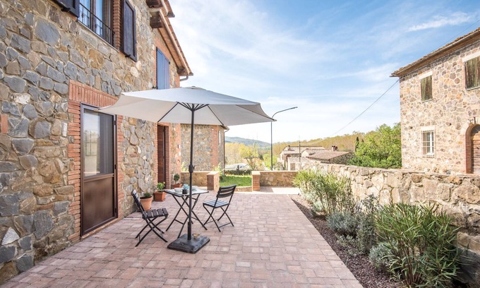 Murlo Apartment | Apartment 'Casa Rossa In Tuscan Countryside' with Private Terrace, Wi-Fi and Air Conditioning