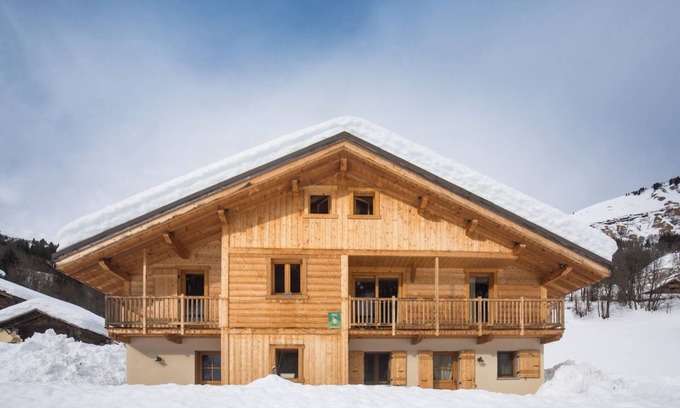 Hauteluce Apartment | Apartment 'Chalet Evasion - 13 Personnes' with Mountain View, Shared Garden and Wi-Fi