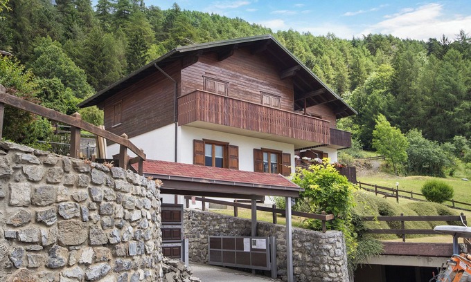 Bormio Ski Chalet | Apartment 'Chalet Holly' with Mountain View, Shared Garden and Wi-Fi