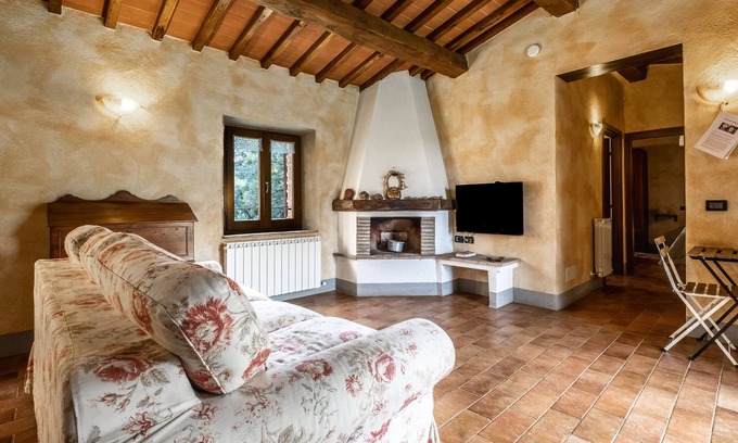 Radicofani Apartment | Apartment 'Colline' with Shared Terrace, Shared Garden and Wi-Fi