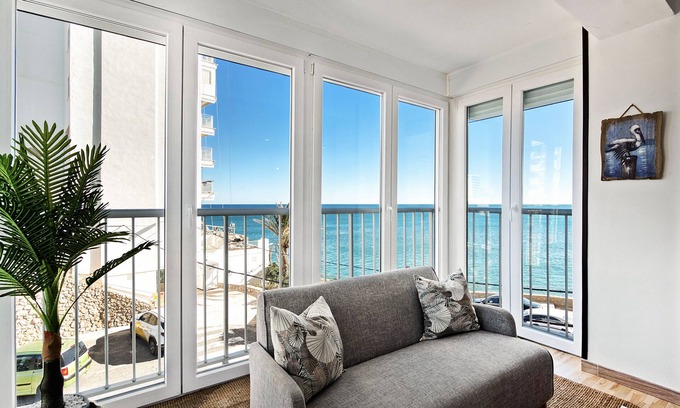 Faro de Cullera Apartment | Apartment 'Cruz Del Sur' with Shared Pool, Private Terrace and Wi-Fi