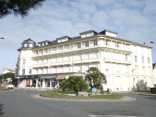 Pontaillac Apartment | Apartment de la Plage et d'Angleterre by Interhome