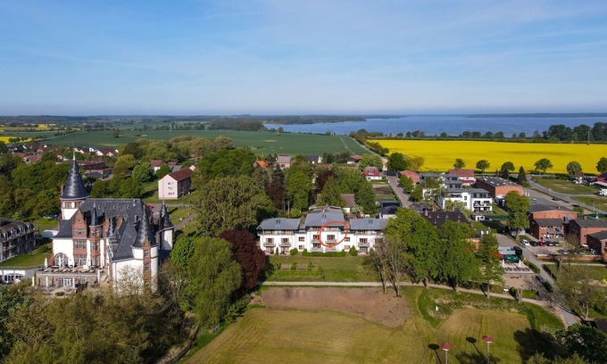 Muritz Apartment | Apartment Direkt am See mit Balkon und Kamin Wiesengeflüster