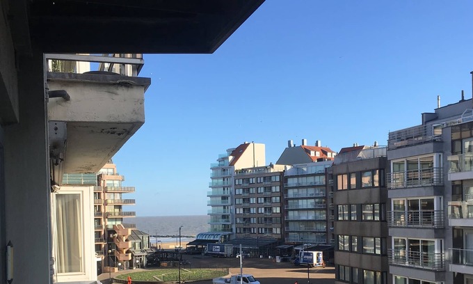 Knokke Apartment | Apartment downtown side view sea 4th floor elevator, parking