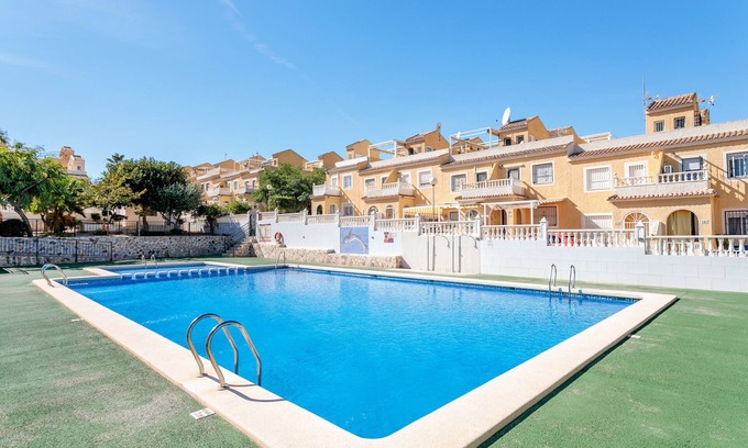 Puerto Marino Apartment | Apartment 'Duplex En Gran Alacant' with Shared Pool, Wi-Fi and Air Conditioning