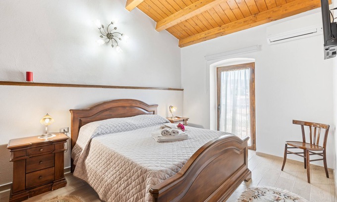 Scano di Montiferro Apartment | Apartment 'Erato' with Sea View, Wi-Fi and Air Conditioning