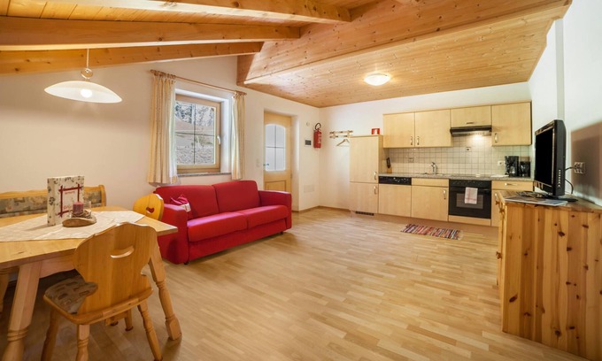 Moso in Passiria Apartment | Apartment "Egarthof Ferienwohnung Edelweiss" with Mountain View, Wi-Fi, Balcony & Garden
