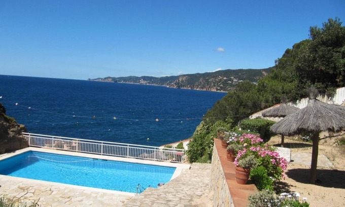 Sant Feliu de Guixols Apartment | APARTMENT AT WALKING DISTANCE FROM THE BEACH AND POOL