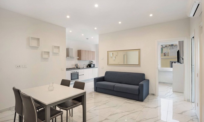 Chiaia Apartment | Apartment 'Family - Zona Lungomare' with Balcony, Wi-Fi and Air Conditioning
