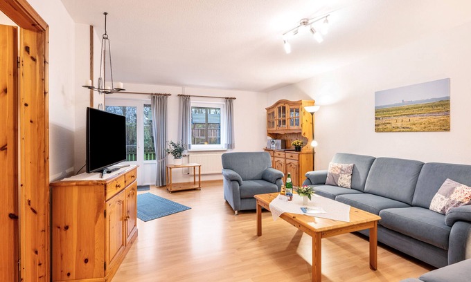 Pellworm Apartment | Apartment 'Fereinhof Paulsen - Lachmöwe' with Private Terrace, Shared Garden and Wi-Fi