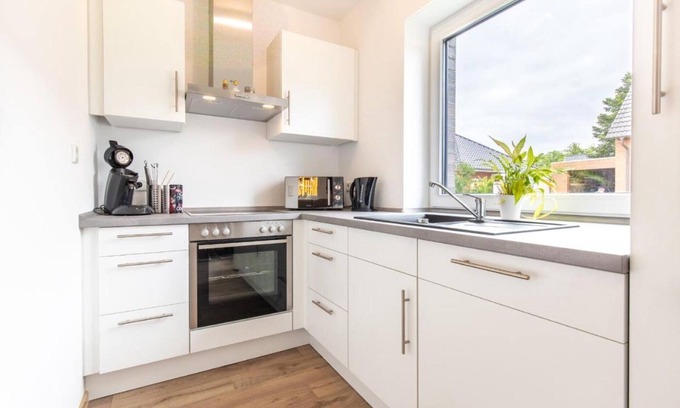 Leer Apartment | Apartment 'Ferienhaus Siedlerstraße' with Private Terrace, Private Garden and Wi-Fi
