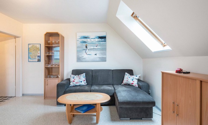 Suderdeich Apartment | Apartment 'Ferienwohnung Blau' with Shared Terrace, Shared Garden and Wi-Fi