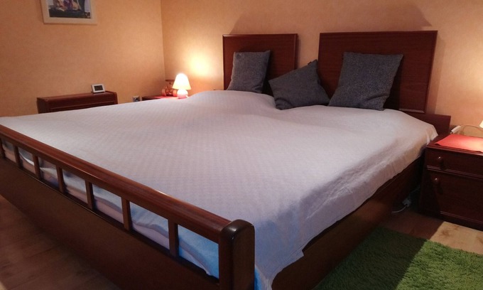 Altengroden Apartment | Apartment 'Fewo Altengroden Süd Wilhelmshaven' with Shared Garden and Wi-Fi