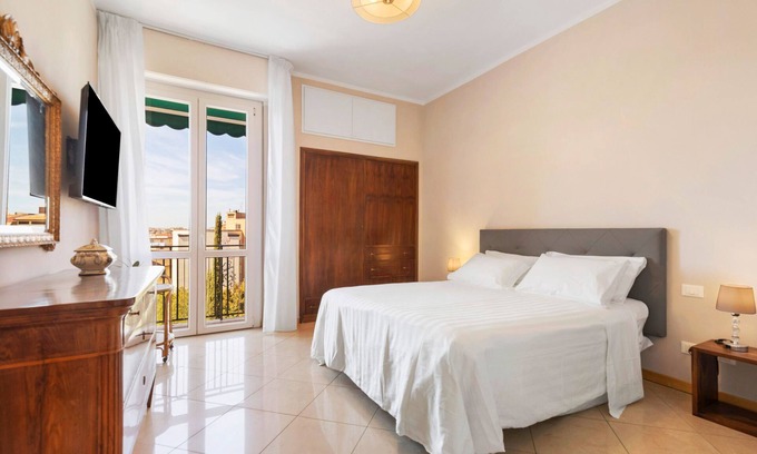 Careggi Rifredi Apartment | Apartment 'Firenze Blu' with Balcony, Wi-Fi and Air Conditioning
