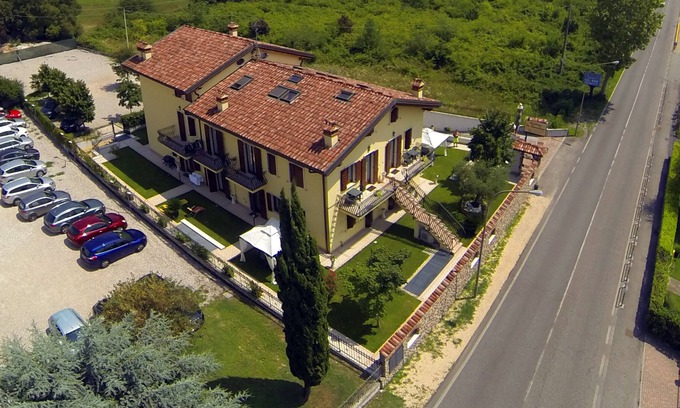Borgo Roma Condo | Apartment for 6/7 people on two floors