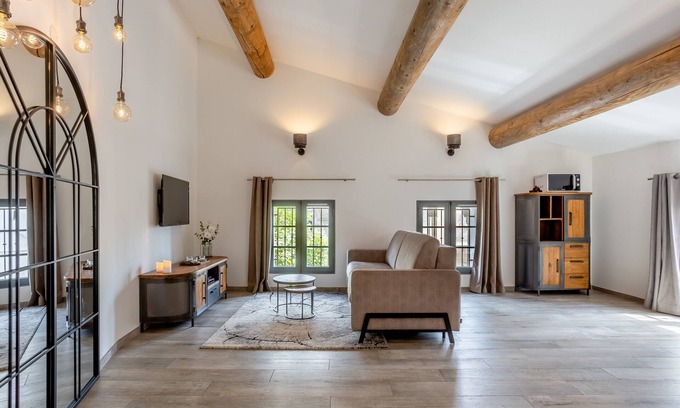 L'Isle-sur-la-Sorgue Apartment | Apartment-Luxury-Mobility bath-City view-L'intemporel