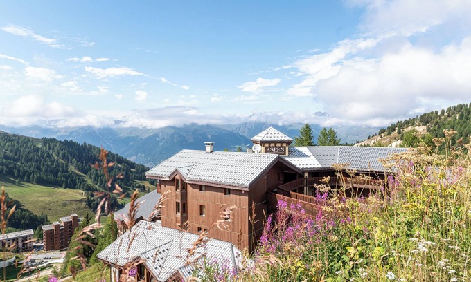 Plagne Villages Apartment | Apartment "Résidence Aspen" with Mountain View, Private Garden and Balcony