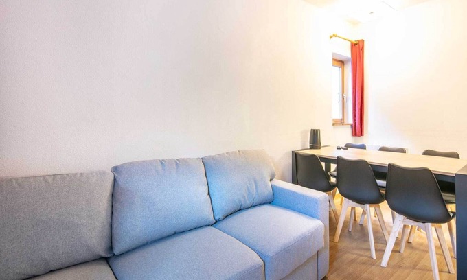 Saint-Sorlin-d'Arves Apartment | Apartment in Saint-Sorlin with Mountain Views
