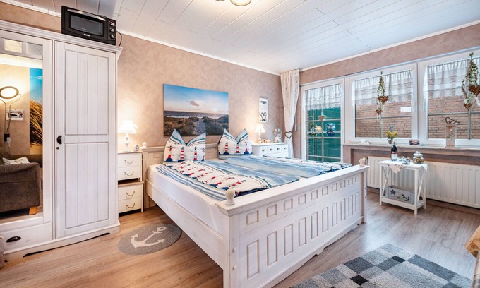 Schillig Apartment | Apartment 'Freesenhuus' with Private Terrace and Wi-Fi