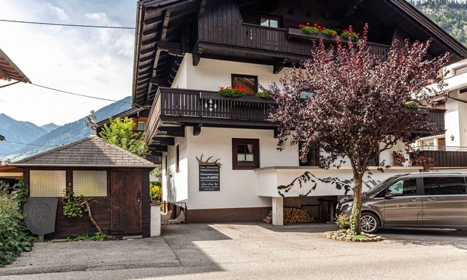 Mayrhofen Apartment | Apartment "Galerie Kaiser" with Mountain View, Balconies & Wi-Fi