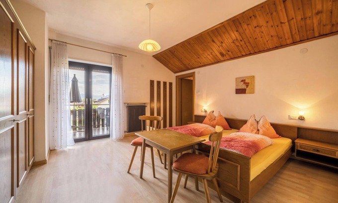 Lana Apartment | Apartment "Gantkofel Leilichhof" with Mountain View, Wi-Fi, Balcony & Garden
