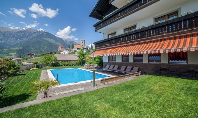 Schenna Apartment | Apartment "Gartenheim Elisabeth" with Mountain View, Shared Pool & Wi-Fi