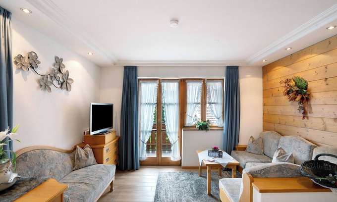 Mittenwald Apartment | Apartment 'Gebirgsveilchen Nr 7' with Mountain View, Shared Garden and Wi-Fi