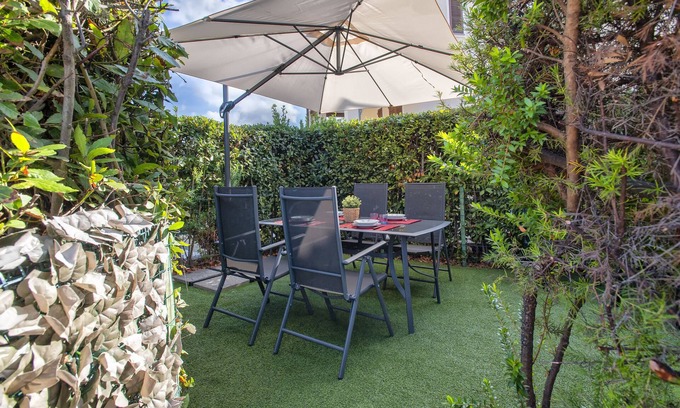 Lu Bagnu Apartment | Apartment 'Gio's' with Shared Pool, Private Garden and Air Conditioning