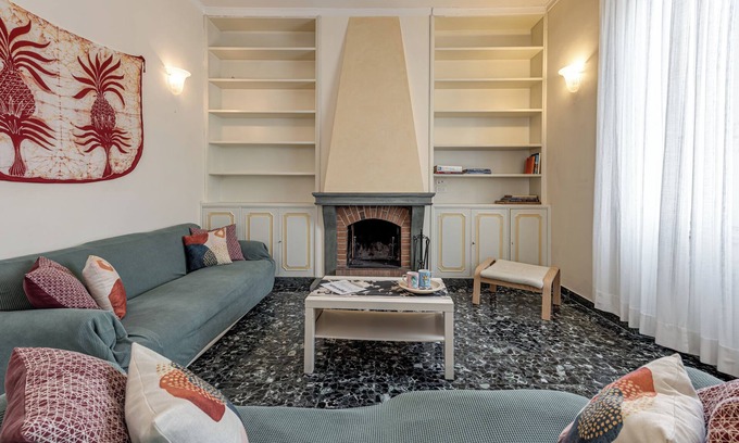 Santa Croce Apartment | Apartment 'Giotto Palace' with Balcony, Wi-Fi and Air Conditioning