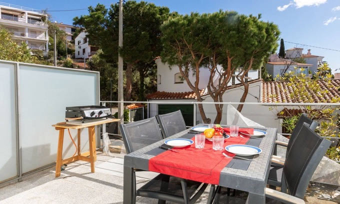 Llanca Apartment | Apartment Grifeu by Interhome