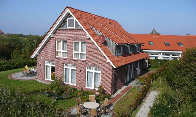 Spiekeroog Apartment | Apartment 'Haus Admiral - Fewo Südwind' with Sea View, Private Terrace and Wi-Fi