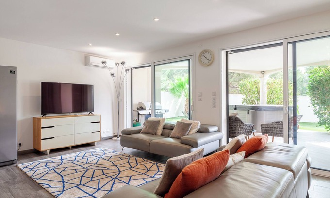 Sausset-les-Pins Apartment | Apartment 'Havre De Paix 500m De La Mer' with Private Terrace, Wi-Fi and Air Conditioning