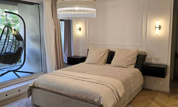 Porte-Dauphine Apartment | Apartment Henri Martin, Trocadero, luxury and chic, Eiffel Tower view