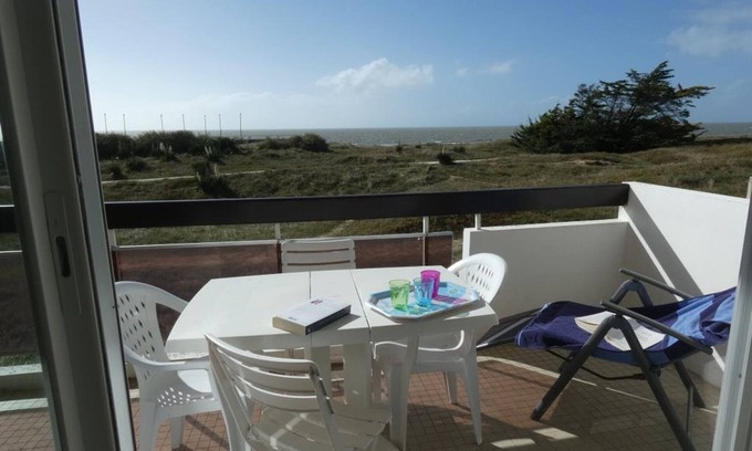 Notre-Dame-de-Monts Apartment | Apartment in Notre-Dame-de-Monts, balcony, parking, beach access