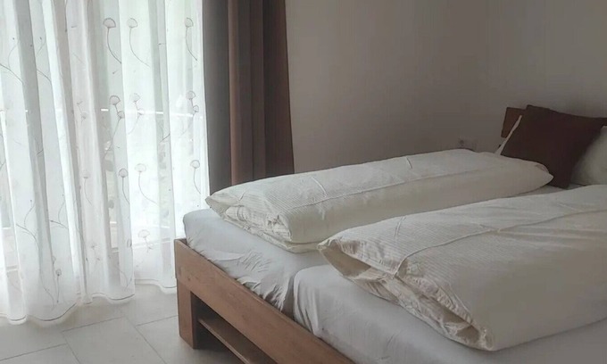 Weissenstein Apartment | Apartment in A Hotel 'Einhorn' with Mountain View, Shared Terrace and Wi-Fi