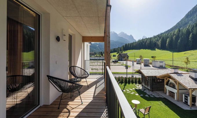 Sesto Apartment | Apartment In A Hotel 'Apartment Home' with Sea View, Shared Garden and Wi-Fi
