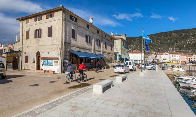 Cres Apartment | Apartment in Cres near Old Town & Beach