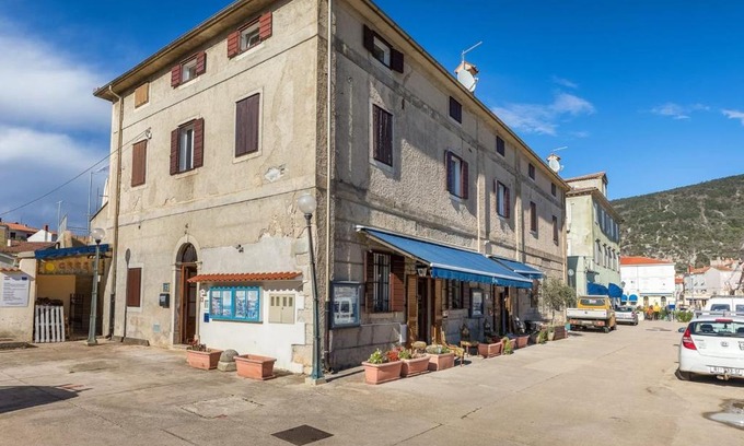 Cres Apartment | Apartment in Cres with Sea View and Old Town