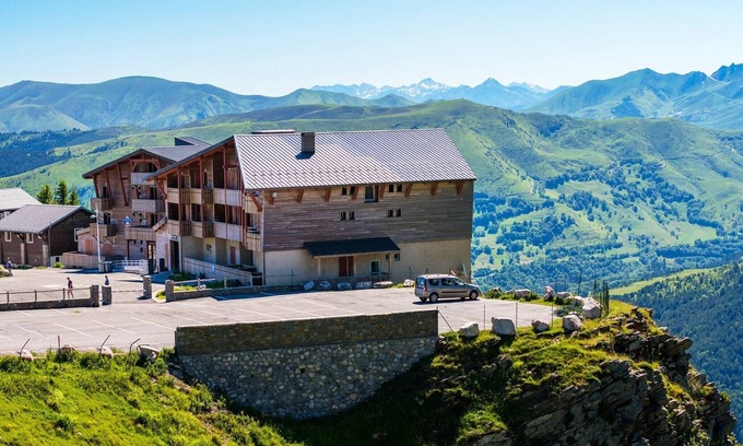 Pla d'Adet Apartment | Apartment in Adet with Balcony Views