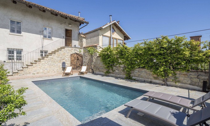 Monforte d'Alba Apartment | Apartment in Monforte D'alba with 1 bedrooms sleeps 4