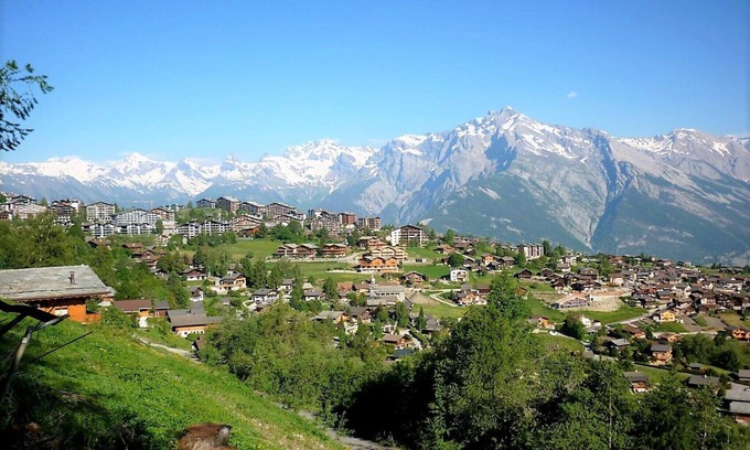 Saint-Pierre-de-Clages Apartment | Apartment in Nendaz with Ski-In/Ski-Out Access