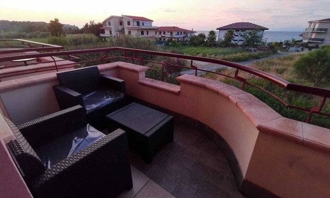 Briatico Condo | Apartment in residence facing the sea