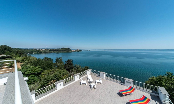 Marta Apartment | Apartment in stately villa with direct access to Lake Bolsena