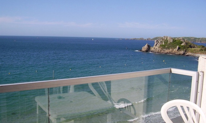 Perros-Guirec Apartment | APARTMENT IN TRESTIGNEL The Feet In Water PERROS GUIREC 22700