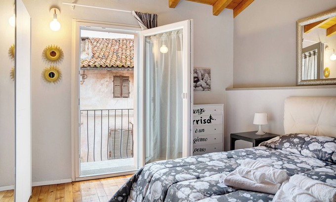 Piazza Apartment | Apartment 'Incantevole Loft' with Balcony, Wi-Fi and Air Conditioning