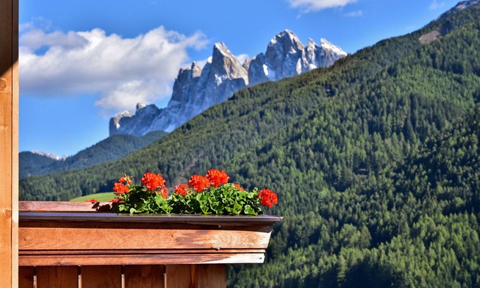 Funes Apartment | Apartment 'Jaiterhof Reinhold Messner' with Mountain View, Shared Garden and Wi-Fi
