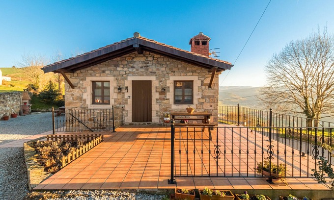 Villacarriedo Apartment | Apartment 'Juntana 2' with Mountain View, Shared Terrace and Wi-Fi